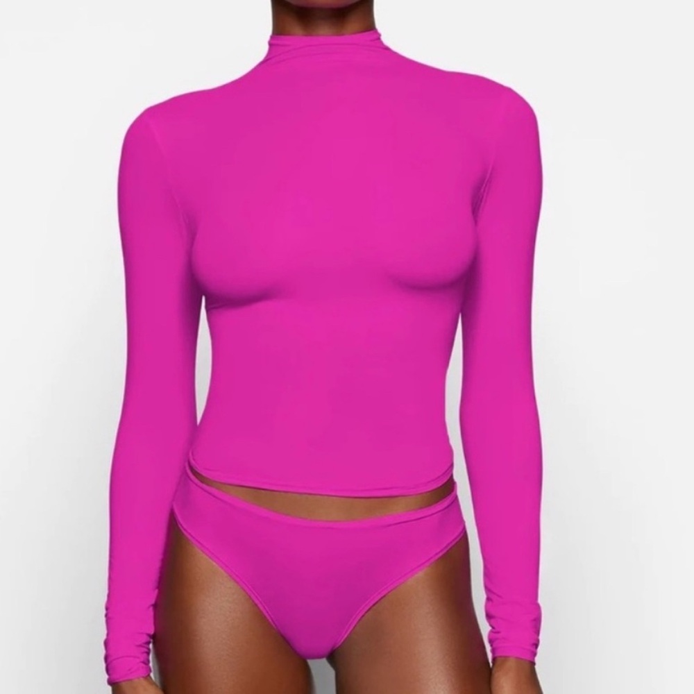 SKIMS MS fuchsia pink fits everybody  long sleeve turtleneck size M